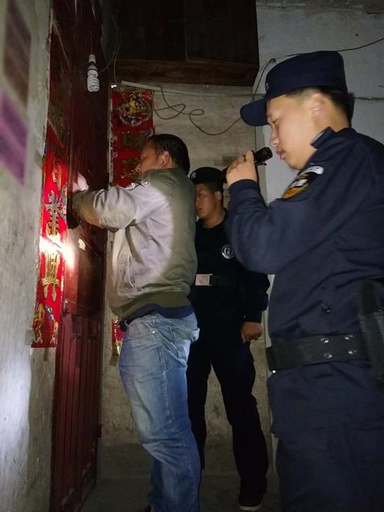 昆明粗心妈妈误将幼女锁家中 民警全城寻开锁师傅开门